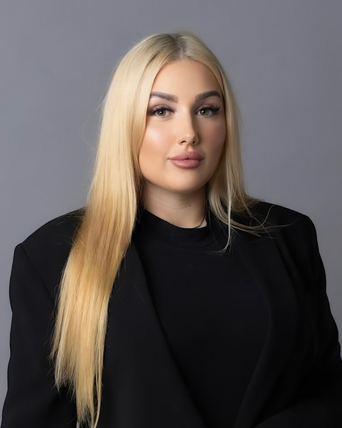  Ester Gschvandtner